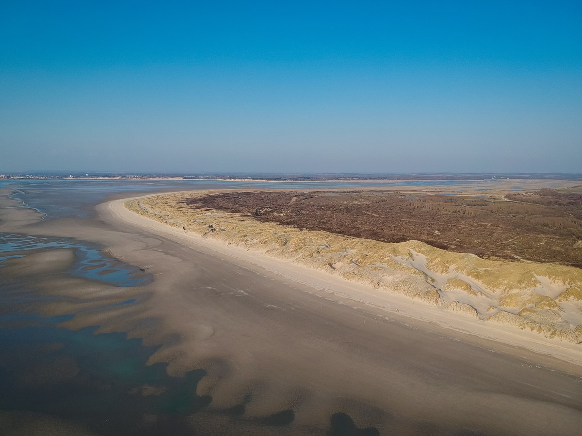 Vue aérienne de la Baie d'Authie à marée basse, cordon dunaire et chenaux